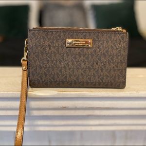 Adele Logo Smartphone wallet